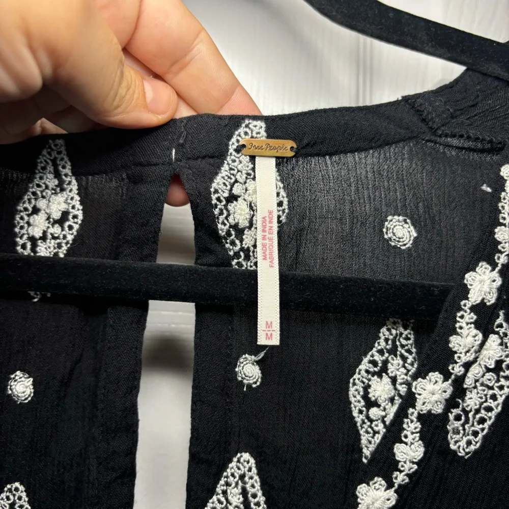 Free People Relaxed Boho Tank Black White Embroidered Top Keyhole Back M - Picture 8 of 8